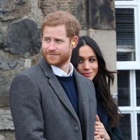 Bak lengket seperti prangko, Meghan Markle tampaknya sulit lepas dari sang pujaan hati. Foto: Getty Images
