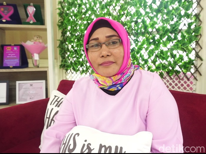 Leni harus berjuang di transportasi umum untuk kemoterapi. Foto: Widiya Wiyanti/detikHealth Leni harus berjuang di transportasi umum untuk kemoterapi. Foto: Widiya Wiyanti/detikHealth