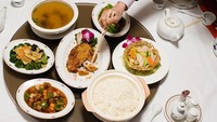 Jangan menolak pemberian makan dari tuan rumah. Orang China memang suka menaruh makanan di piring tamu untuk menunjukkan keramahan. Kalau mau menolak, ucapkan terima kasih dan tunjukkan apreasiasi karena sudah ditawarkan. Foto: iStock