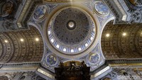 Jadi jangan heran, bila di dalam tempat ini bertabur berbagai karya seni bersejarah di berbagai sudut. Mulai dari patung-patung yang menghiasi basilika sampai atap yang dihiasi ornamen dan lukisan nan epik. (Ardhi Suryadhi/detikTravel)
