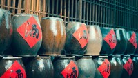 Tusu merupakan minuman alkohol tradisional yang sering digunakan sebagai obat khas Tiongkok. Meminum Tusu diyakini mampu mencegah penyakit dan memperpanjang usia, sehingga Tusu menjadi minuman pendamping di awal tahun. Foto: Istock