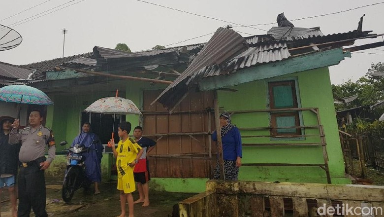  Atap  Rumah  dan Gedung SMA di Wonosobo Rusak Akibat Angin  