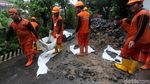 Petugas Tangani Retakan Jalan di Kampung Berlan