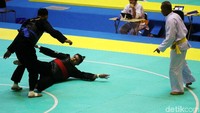 Sorak-sorai penonton yang didominasi suporter Indonesia di Padepokan Pencak Silat, Taman Mini, Jakarta, membuat Eko tampil percaya diri dalam pertarungan di Kelas J (90-95 kg).