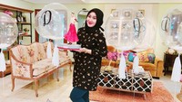 Di momen ulang tahunnya, Dian mendapatkan kue cantik dari para sahabatnya. Kuenya cantik dengan boneka yang ternyata terbuat dari cokelat. Foto: Instagram