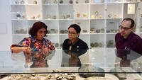 Retno diajak Susi melihat ruang koleksi penyimpanan harta karun atau Benda Muatan Kapal Tenggelam (BMKT) di lantai 2 Gedung Mina Bahari IV
