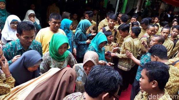 Wali Kota Risma di SMPN 8 Surabaya/