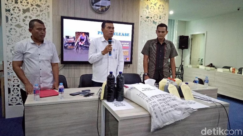 Pabrik Solar Palsu yang Digerebek Polri Berkedok Perusahaan Ekspedisi Pabrik Solar Palsu yang Digerebek Polri Berkedok Perusahaan Ekspedisi