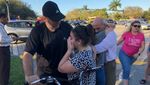 Foto: Wajah-wajah Duka Usai Penembakan Brutal di Sekolah Florida