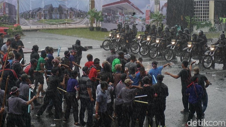 Adegan Simulasi Pengamanan Pilkada: Massa Ricuh Adegan Simulasi Pengamanan Pilkada: Massa Ricuh