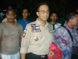 Anies Kunjungi Pengungsi Banjir di Cakung Jaktim
