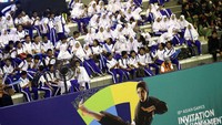 Para siswa menonton final pencak silat.