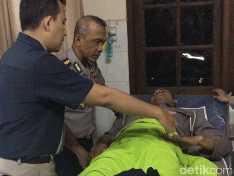 Kapolrestabes Surabaya Kombes Rudi Setiawan menjenguk Bripka Yulianto