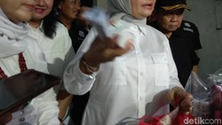 BPOM menutup pabrik kosmetik ilegal di kawasan Jelambar, Jakarta Barat. Berikut ini ada foto-foto sebagian kosmetik ilegal yang tertangkap kamera.