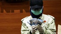 Selain itu, KPK sebenarnya juga menangkap Bupati Lampung Tengah Mustafa terkait kasus itu. Namun status hukum Mustafa belum ditentukan KPK, menunggu pemeriksaan awal 1 x 24 jam.