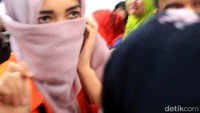 Ketiga wanita ini diduga melakukan korupsi yang merugikan keuangan negara lebih dari Rp 1,2 miliar/Foto: Chaidir