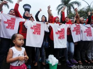 Aksi Ibu-ibu Tuntut UU PRT Disahkan
