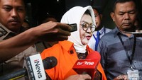 Imas diperiksa oleh KPK sekitar 24 jam usai tertangkap basah menerima uang suap, Rabu (14/2) kemarin.