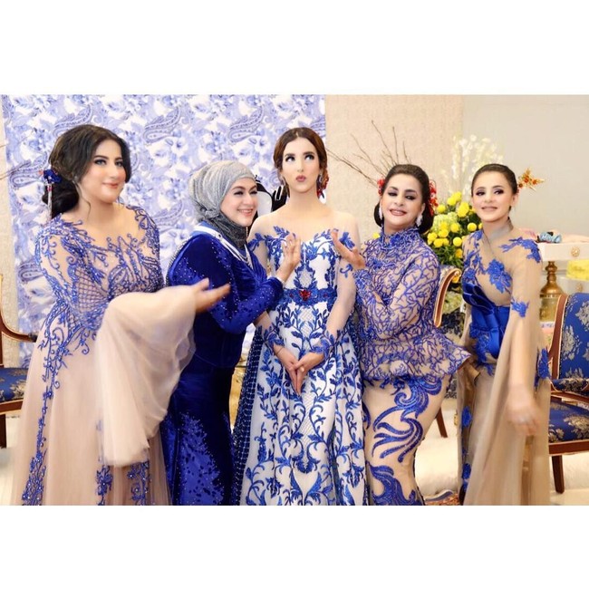 Saat melangsungkan lamaran beberapa bulan lalu, Tasya Farasya dan keluarganya memilih tema Tiongkok. Keluarga Arab itu kompak memakai busana bernuansa biru dengan detail menyerupai porselen Tiongkok dan kerah shanghai. Foto: Instagram