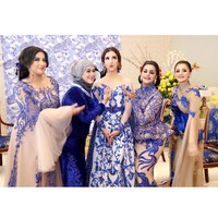 Saat melangsungkan lamaran beberapa bulan lalu, Tasya Farasya dan keluarganya memilih tema Tiongkok. Keluarga Arab itu kompak memakai busana bernuansa biru dengan detail menyerupai porselen Tiongkok dan kerah shanghai. Foto: Instagram