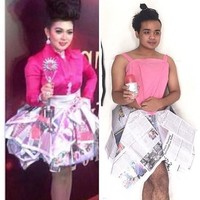 Salah satunya adalah ketika pria asal Medan ini menggunakan koran sebagai rok, dan mengganti piala yang dipegang Syahrini dengan botol parfum ruangan. Foto: Instagram