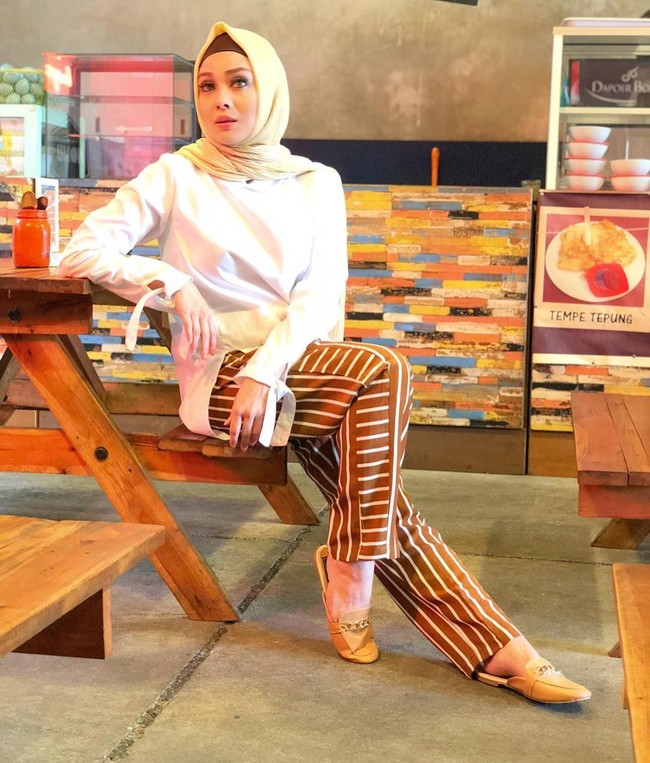 Terry Putri juga pernah menjadi presenter acara One Stop Football di Trans TV. Kala itu ia tampil seksi khas presenter olahraga. Kini, ia tampil lebih cantik dengan gaya hijab yang kasual. Foto: Instagram