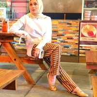 Terry Putri juga pernah menjadi presenter acara One Stop Football di Trans TV. Kala itu ia tampil seksi khas presenter olahraga. Kini, ia tampil lebih cantik dengan gaya hijab yang kasual. Foto: Instagram