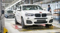 BMW X4 generasi pertama yang merupakan BMW X4 xDrive20d berwarna putih metalik itu nantinya akan dikirim ke konsumennya di kawasan Asia. Foto: BMW