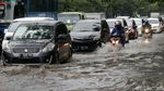 Aksi Pengendara Terobos Banjir di Cempaka Putih