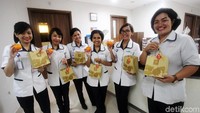 Ya, mereka berbagi keceriaan dengan membagikan buah jeruk mandarin untuk para pasien.