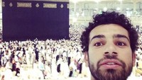 Bahkan dirinya pernah berselfie di depan Kabah (mosalah22/Instagram)