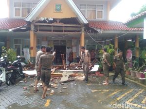 Atap Puskesmas Jurumudi Tangerang Ambruk