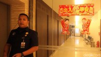 Beberapa ornamen khas Imlek juga terpajang dibeberapa sudut rumah sakit.