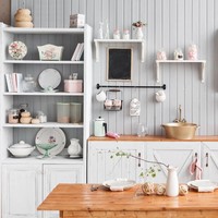 Peralatan dapur kini juga difungsikan sebagai hiasan. Alat-alat dapur tidak lagi hanya disimpan di kabinet atau lemari. Tapi ditempatkan pada rak-rak terbuka yang dipasang di dinding. Jadi pilihlah alat dapur dengan desain unik jika ingin membuat dapurmu terlihat lebih stylish. Foto: Thinkstock