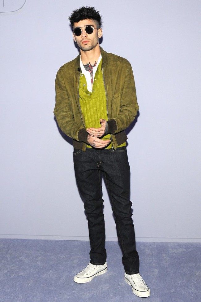 Zayn Malik tampil keren saat hadir ke fashion show Tom Ford. Busana tiga lapis dipakai Zayn tetap jadi stylish. Foto: Getty Images