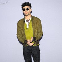 Zayn Malik tampil keren saat hadir ke fashion show Tom Ford. Busana tiga lapis dipakai Zayn tetap jadi stylish. Foto: Getty Images