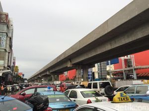 Banjir 30 Cm di Jl Boulevard Kelapa Gading, Lalu Lintas Macet Parah