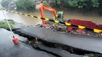 Saat ini, akses ke jalan juga sudah ditutup sekitar 50 meter dari lokasi retakan.