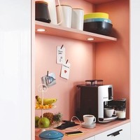 Kalau masih ragu menggunakan warna terang dan mencolok, kamu bisa coba warna-warna pastel. Penambahan warna akan membuat tampilan dapur lebih unik dan personal. Foto: istimewa