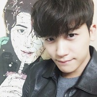 Park Hyung Sik termasuk artis Korea yang terlahir tajir dari lahir. Dalam sebuah program televisi, ia mengklarifikasi rumor ayahnya merupakan CEO BMW, melainkan anggota dewan direksi. Foto: Instagram