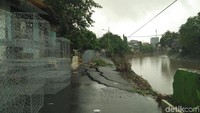 Akses ke jalan juga sudah ditutup sekitar 50 meter dari lokasi retakan. Hal ini dilakukan untuk mengantisipasi jika jalan tersebut ikut longsor ke sungai. (Foto: Dyah Paramita Saraswati/detikcom)
