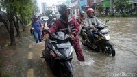 Tinggi genangan air berbeda-beda. Namun, kondisi genangan air belum berubah banyak sejak siang tadi.