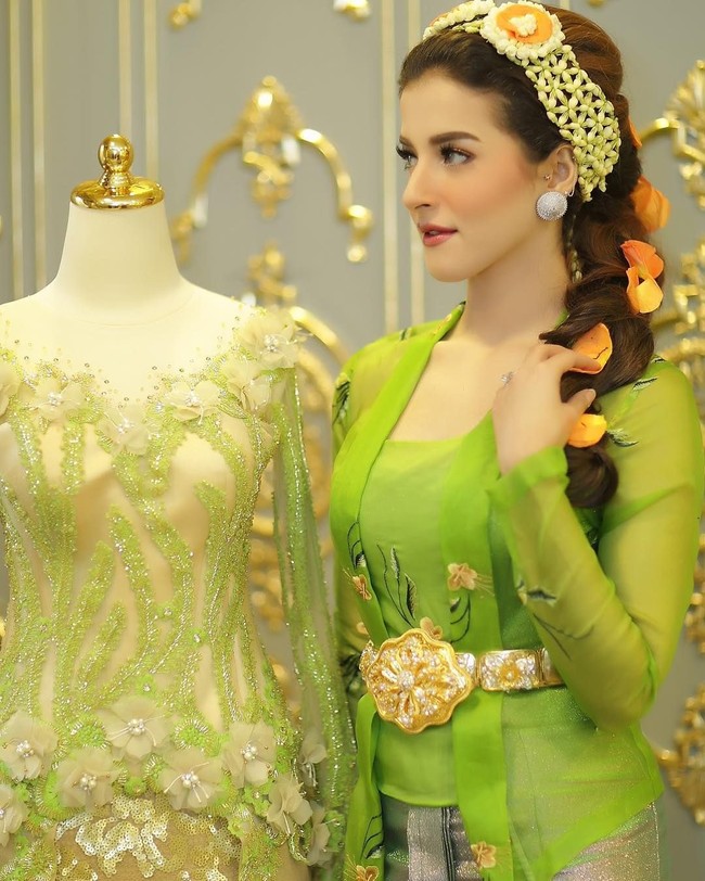 Berlanjut ke acara sungkeman, Tasya Farasya memakai kebaya hijau mengadaptasi dari pakaian adat Sunda. Ia tampak cantik dengan riasan MUA Vivi Thalib Foto: Instagram