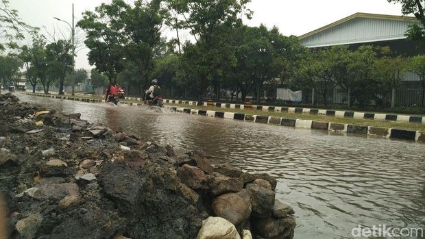 Air sudah mulai surut.
