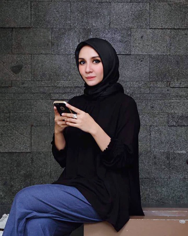 Kini ia tampil sangat cantik dengan balutan hijab di kepalanya. Ia pun lebih aktif menjadi psikolog dan membesarkan keempat anaknya. Foto: Instagram