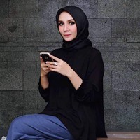 Kini ia tampil sangat cantik dengan balutan hijab di kepalanya. Ia pun lebih aktif menjadi psikolog dan membesarkan keempat anaknya. Foto: Instagram