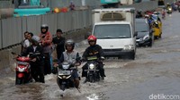 Jalan Boulevard Barat Raya termasuk kawasan yang terdampak banjir lumayan parah karena jalur air tertutup proyek pembangunan LRT.