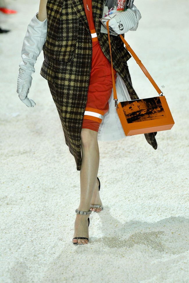 Ada yang unik dari presentasinya. Para model berjalan di lautan popcorn yang membanjiri catwalk. (Foto: Slaven Vlasic/Getty Images)