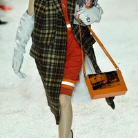 Ada yang unik dari presentasinya. Para model berjalan di lautan popcorn yang membanjiri catwalk. (Foto: Slaven Vlasic/Getty Images)