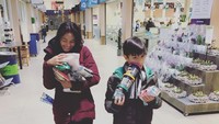 Seru banget nih, Maudy dan Eddy sedang berbelanja tapi mereka lupa bawa tas belanja. Wah, beli makanan apa saja ya? Foto: Instagram maudykoesnaedi